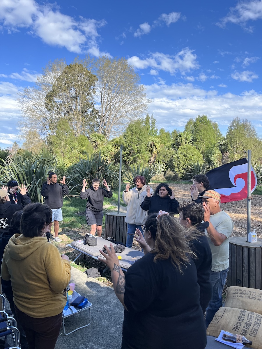 Waiata at Te Ngahere o Kāputahi